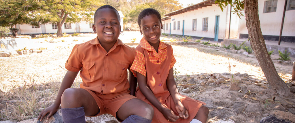 Jerry & Nicole, in Dora, Zimbabwe. Alla barn har rätt till en trygg uppväxt med tillgång till utbildning och vård. IM försvarar den rätten. Foto: Erik Törner / IM.