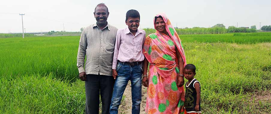 Sandeep tillsammans med sin familj utanför byn där de bor i Bihar. Foto: IM.
