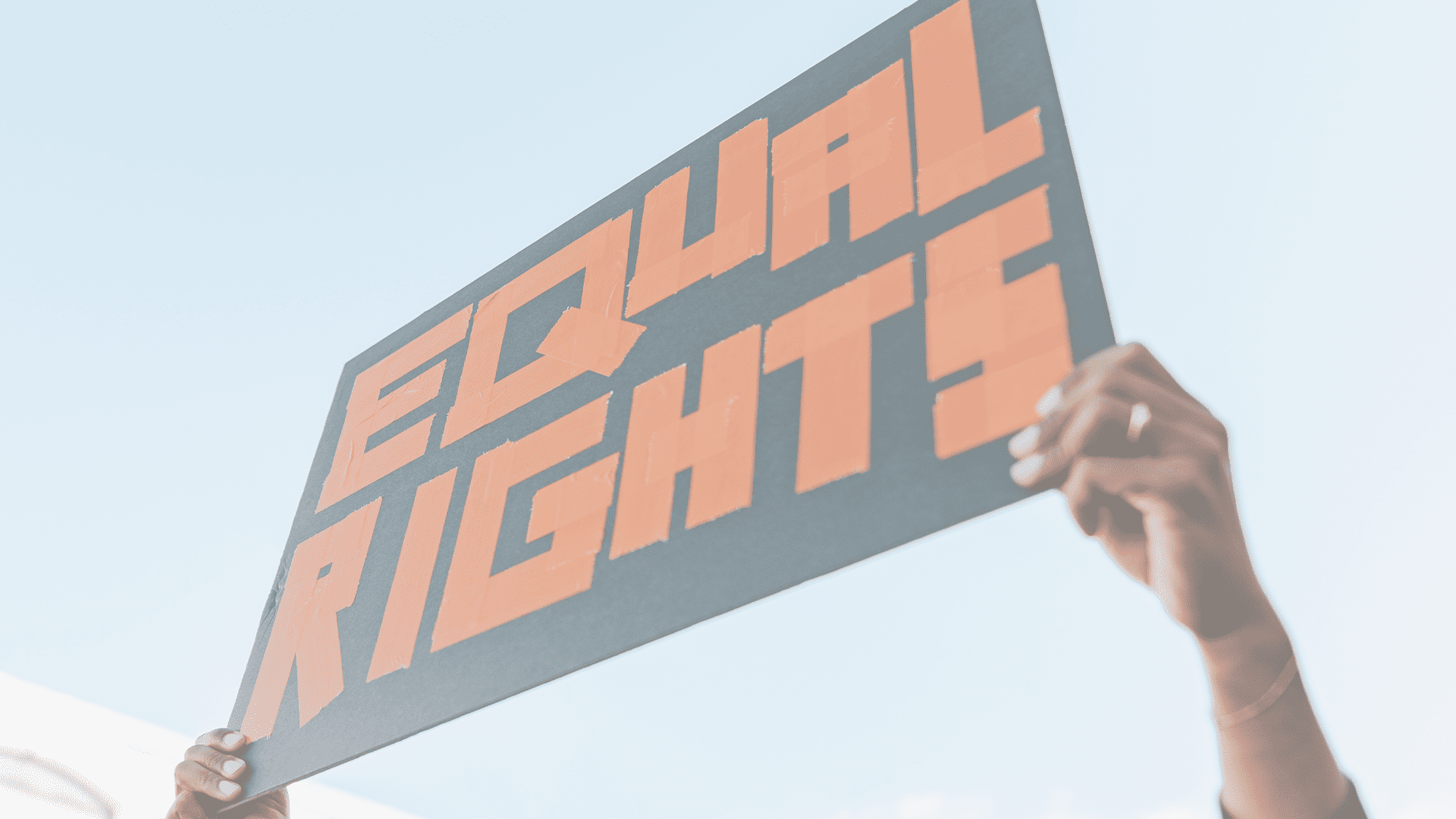 Bild med skylt där det står lika rättigheter, equal rights.